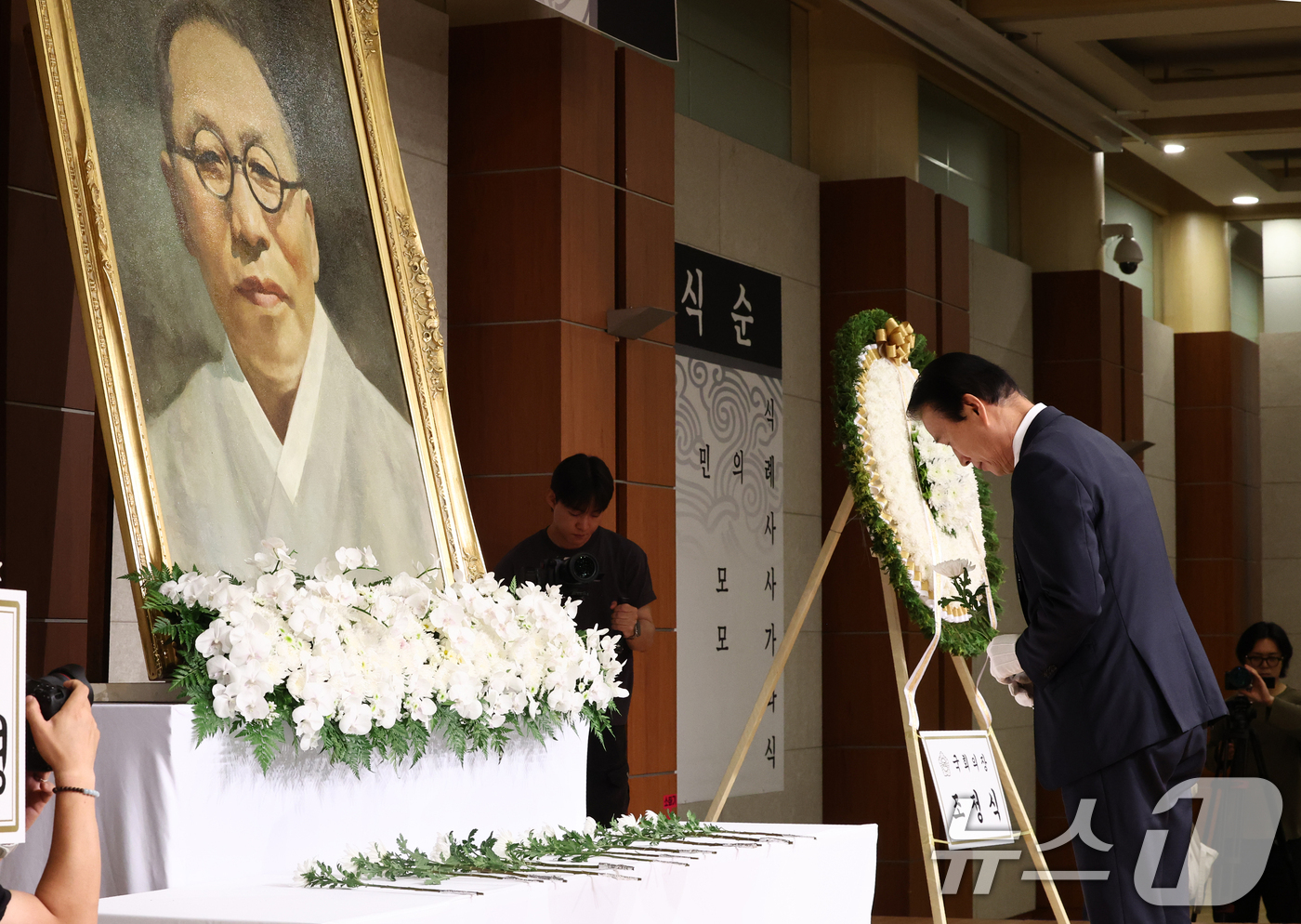(서울=뉴스1) 최지환 기자 = 권오을 국가보훈부 장관이 26일 서울 용산구 백범김구기념관에서 열린 백범 김구 선생 제77주기 추모식에서 헌화를 하고 있다. 2026.6.26/뉴스 …