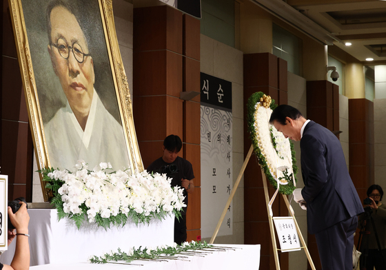 김구 영전에 헌화하는 권오을 보훈부 장관