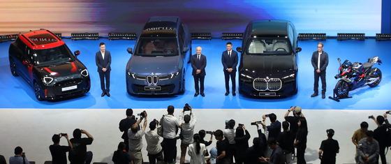 부산모빌리티쇼서 관심 집중 받는 BMW·MINI