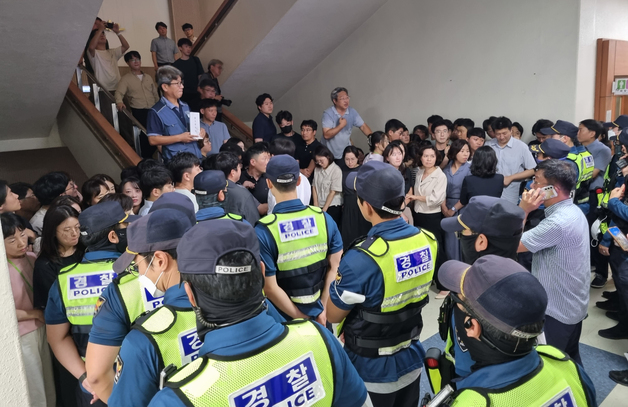 '오송참사 분향소 철거 반발' 청주시청 무단 진입 2명 벌금 500만원