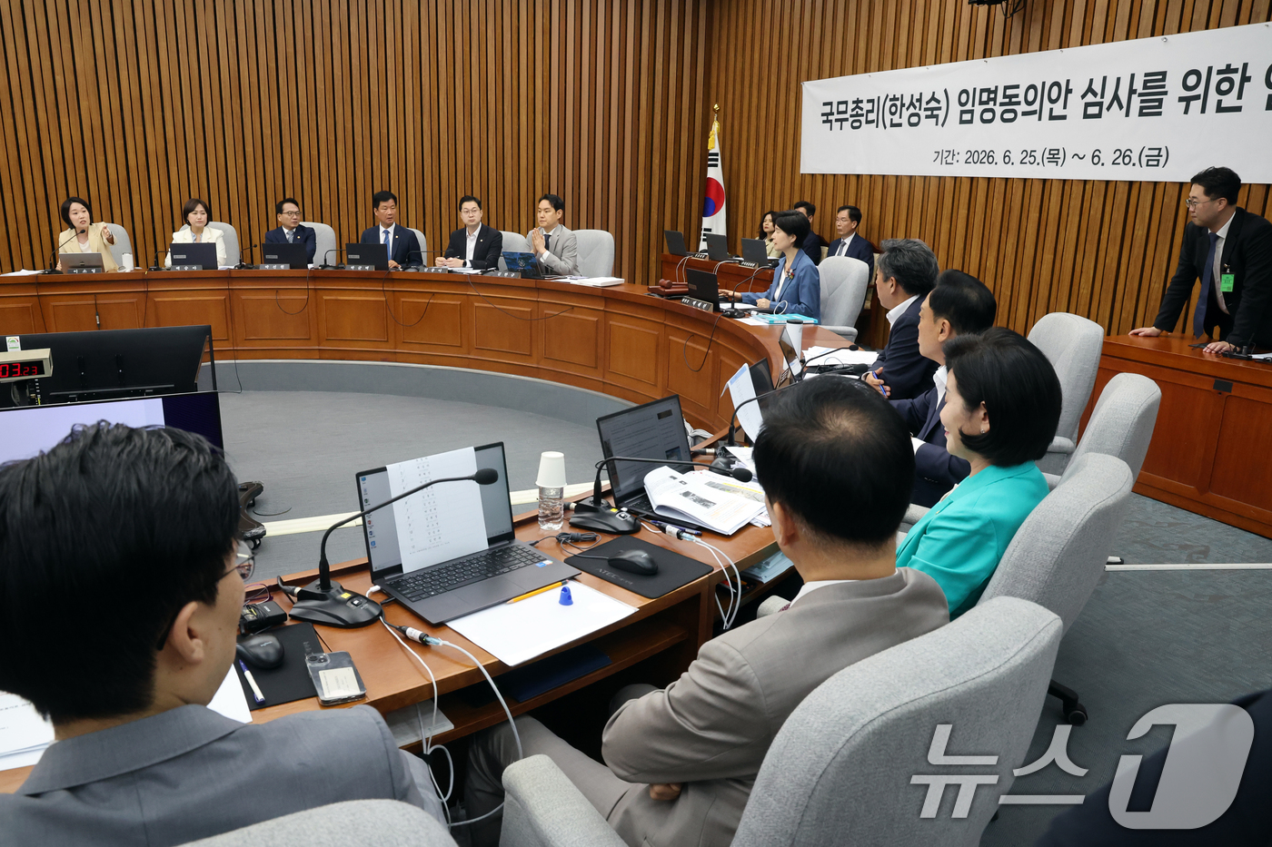 (서울=뉴스1) 황기선 기자 = 26일 오전 서울 여의도 국회에서 열린 한성숙 국무총리 인사청문회에서 더불어민주당 의원들과 국민의힘 의원들이 후보자의 오피스텔 임대·매매 적절성을 …