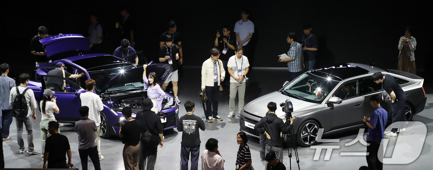 (부산=뉴스1) 윤일지 기자 = 26일 부산 해운대구 벡스코 제1전시장에서 열린 '2026 부산모빌리티쇼' 프레스데이에서 현대자동차 부스를 찾은 취재진들이 세계 최초로 공개된 준준 …