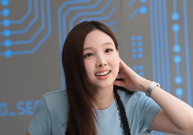 나연, 꿀 뚝뚝 눈빛