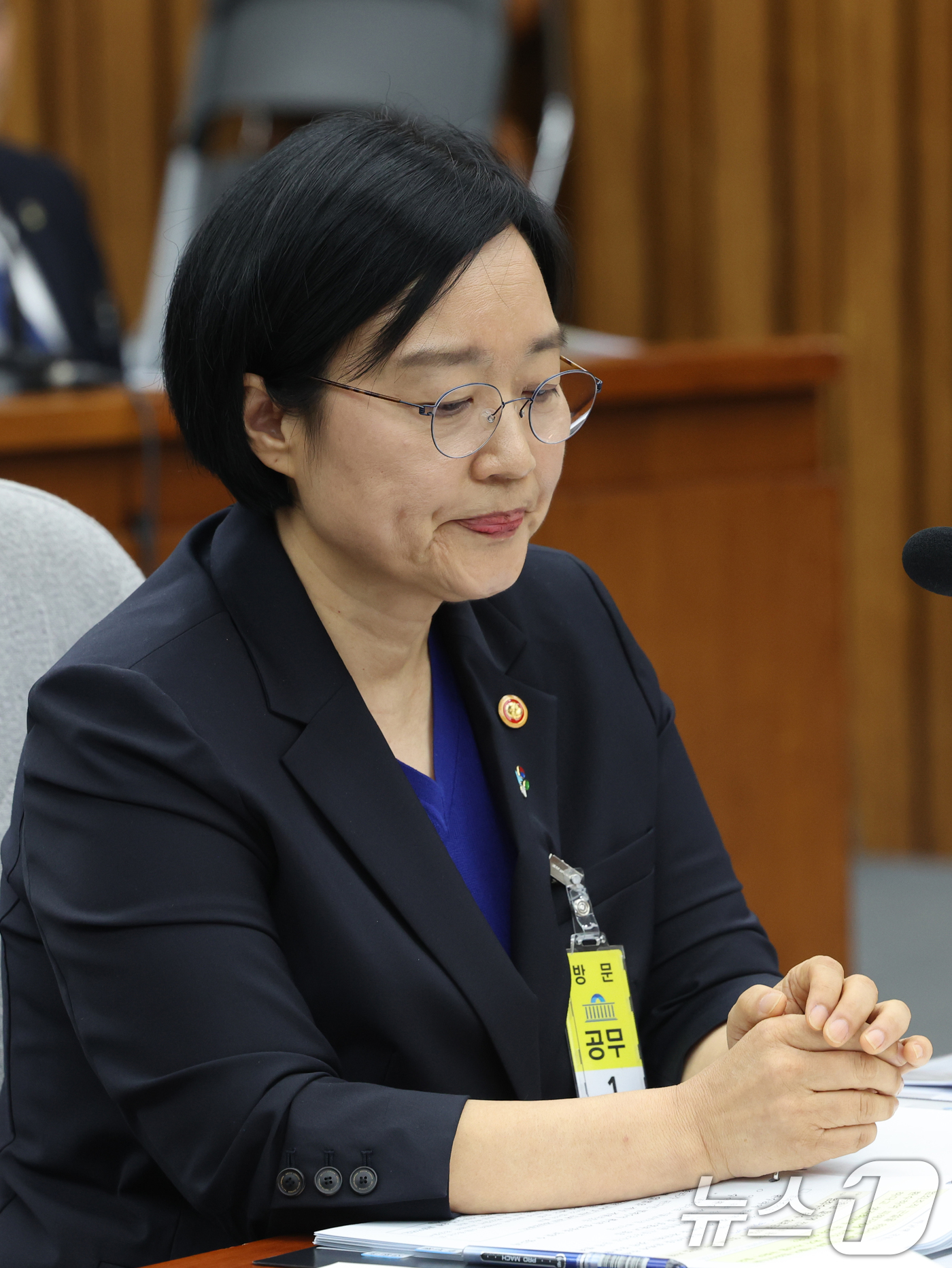 (서울=뉴스1) 황기선 기자 = 한성숙 국무총리 후보자가 26일 오전 서울 여의도 국회에서 열린 인사청문회에서 부동산 거래 의혹을 해명하며 울컥하며 답변하고 있다.  2026.6. …
