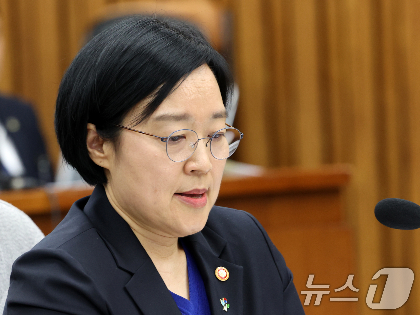 (서울=뉴스1) 황기선 기자 = 한성숙 국무총리 후보자가 26일 오전 서울 여의도 국회에서 열린 인사청문회에서 부동산 거래 의혹을 해명하며 울컥하며 답변하고 있다.  2026.6. …