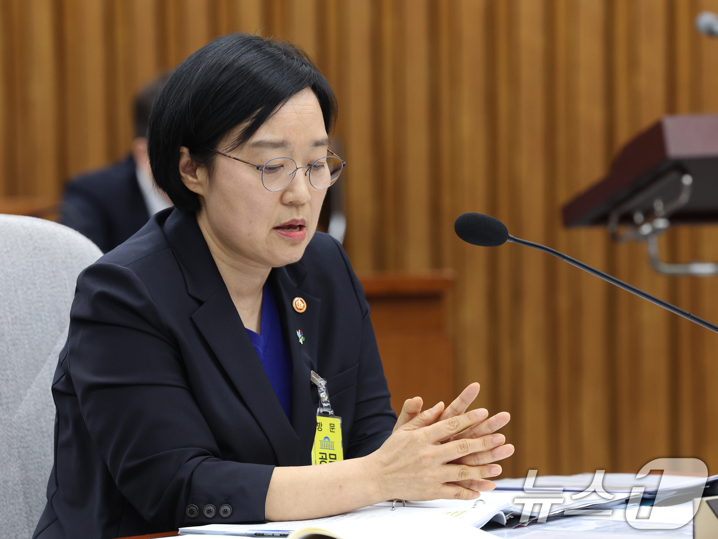 (서울=뉴스1) 황기선 기자 = 한성숙 국무총리 후보자가 26일 오전 서울 여의도 국회에서 열린 인사청문회에서 부동산 거래 의혹을 해명하며 울컥하며 답변하고 있다.  2026.6. …