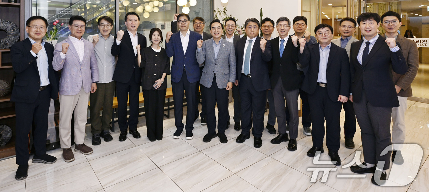 (서울=뉴스1) = 박홍근 기획예산처 장관이 26일 오후 서울 중구 아리연에서 열린 '통합재정사업 평가단 간담회'을 마치고 참석자들과 기념촬영을 하고 있다. (기획예산처 제공. 재 …