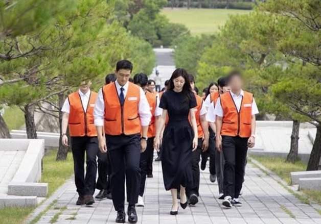'호반그룹 며느리' 김민형 전 아나, 남편과 현충원 봉사활동 [N샷]