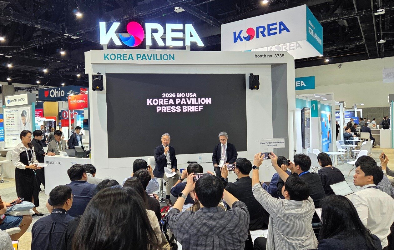 본문 이미지 - 이승규 한국바이오협회 부회장(왼쪽)과 김락곤 KOTRA 뉴욕무역관장이 BIO USA 2026 한국관에서 열린 기자간담회에서 국내 언론의 질의에 답변하고 있다. (한국바이오협회 제공)