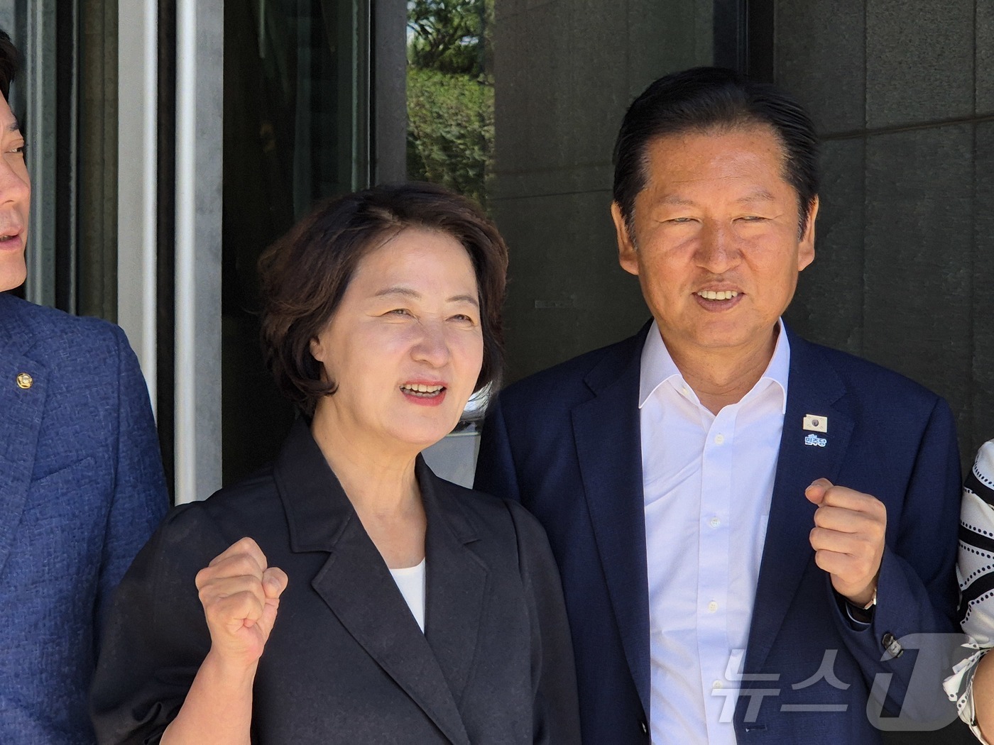 (양평=뉴스1) 양희문 기자 = 정청래 전 더불어민주당 대표가 26일 경기 양평군 블룸비스타 호텔에서 열린 민주당 여성당선인 워크숍을 찾아 추미애 경기도지사 당선인과 사진을 찍고 …
