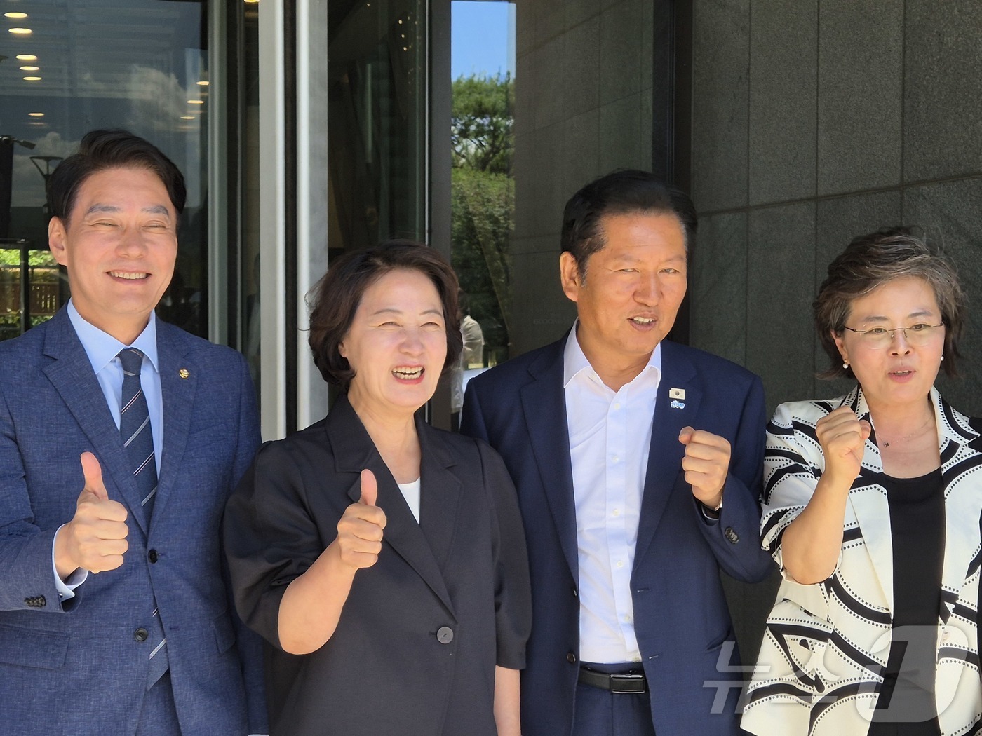 (양평=뉴스1) 양희문 기자 = 정청래 전 더불어민주당 대표가 26일 민주당 여성당선인 워크숍이 열린 경기 양평군 블룸비스타 호텔 앞에서 추미애 경기지사 당선인과 한민수 국회의원을 …