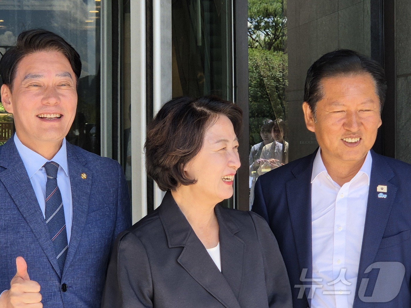 (양평=뉴스1) 양희문 기자 = 정청래 전 더불어민주당 대표가 26일 민주당 여성당선인 워크숍이 열린 경기 양평군 블룸비스타 호텔 앞에서 추미애 경기지사 당선인과 한민수 국회의원을 …