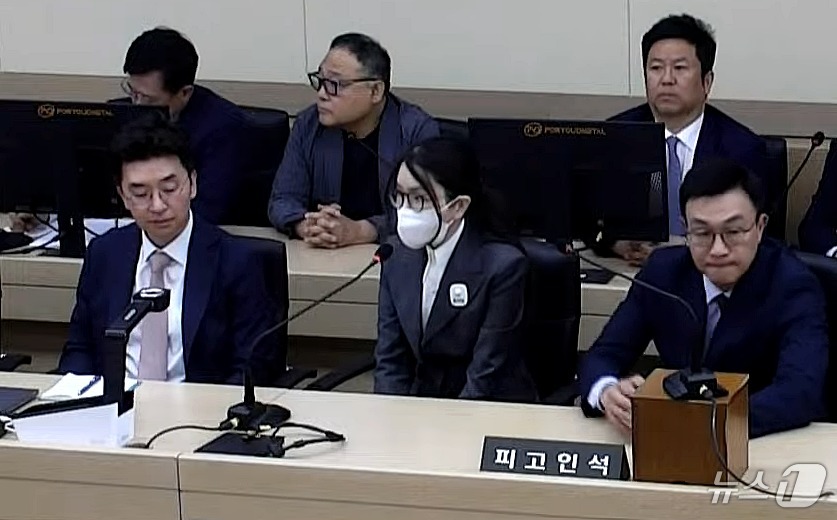 (서울=뉴스1) 이호윤 기자 = 김건희 여사가 26일 서울 서초구 중앙지방법원에서 열린 특정범죄가중처벌등에관한법률위반(알선수재) 부정청탁및금품등수수의금지에관한법률위반 증거인멸 등에 …