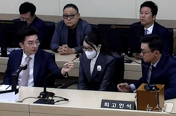(서울=뉴스1) 이호윤 기자 = 김건희 여사가 26일 서울 서초구 중앙지방법원에서 열린 특정범죄가중처벌등에관한법률위반(알선수재) 부정청탁및금품등수수의금지에관한법률위반 증거인멸 등에 …