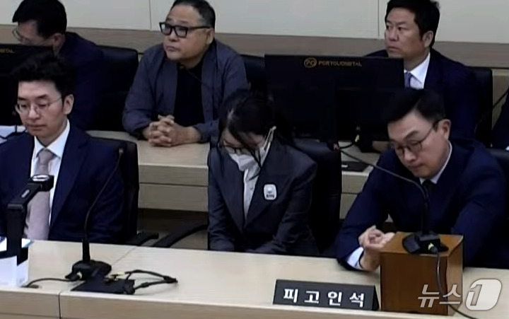 (서울=뉴스1) 이호윤 기자 = 김건희 여사가 26일 서울 서초구 중앙지방법원에서 열린 특정범죄가중처벌등에관한법률위반(알선수재) 부정청탁및금품등수수의금지에관한법률위반 증거인멸 등에 …