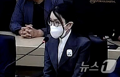 (서울=뉴스1) 이호윤 기자 = 김건희 여사가 26일 서울 서초구 중앙지방법원에서 열린 특정범죄가중처벌등에관한법률위반(알선수재) 부정청탁및금품등수수의금지에관한법률위반 증거인멸 등에 …