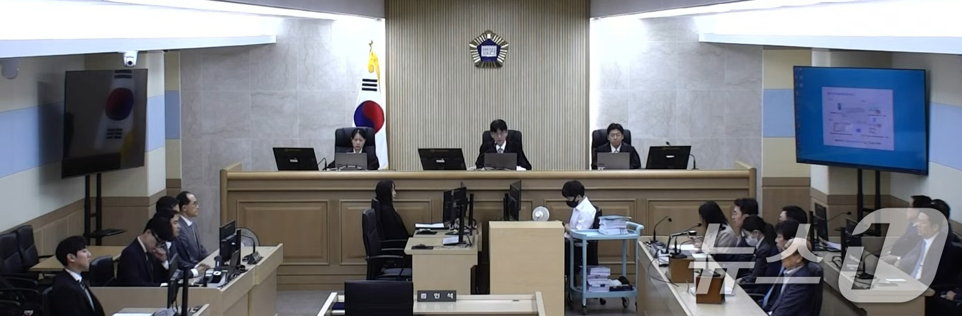 (서울=뉴스1) 이호윤 기자 = 26일 서울 서초구 중앙지방법원에서 김건희 여사에 대한 특정범죄가중처벌등에관한법률위반(알선수재) 부정청탁및금품등수수의금지에관한법률위반 증거인멸 등 …