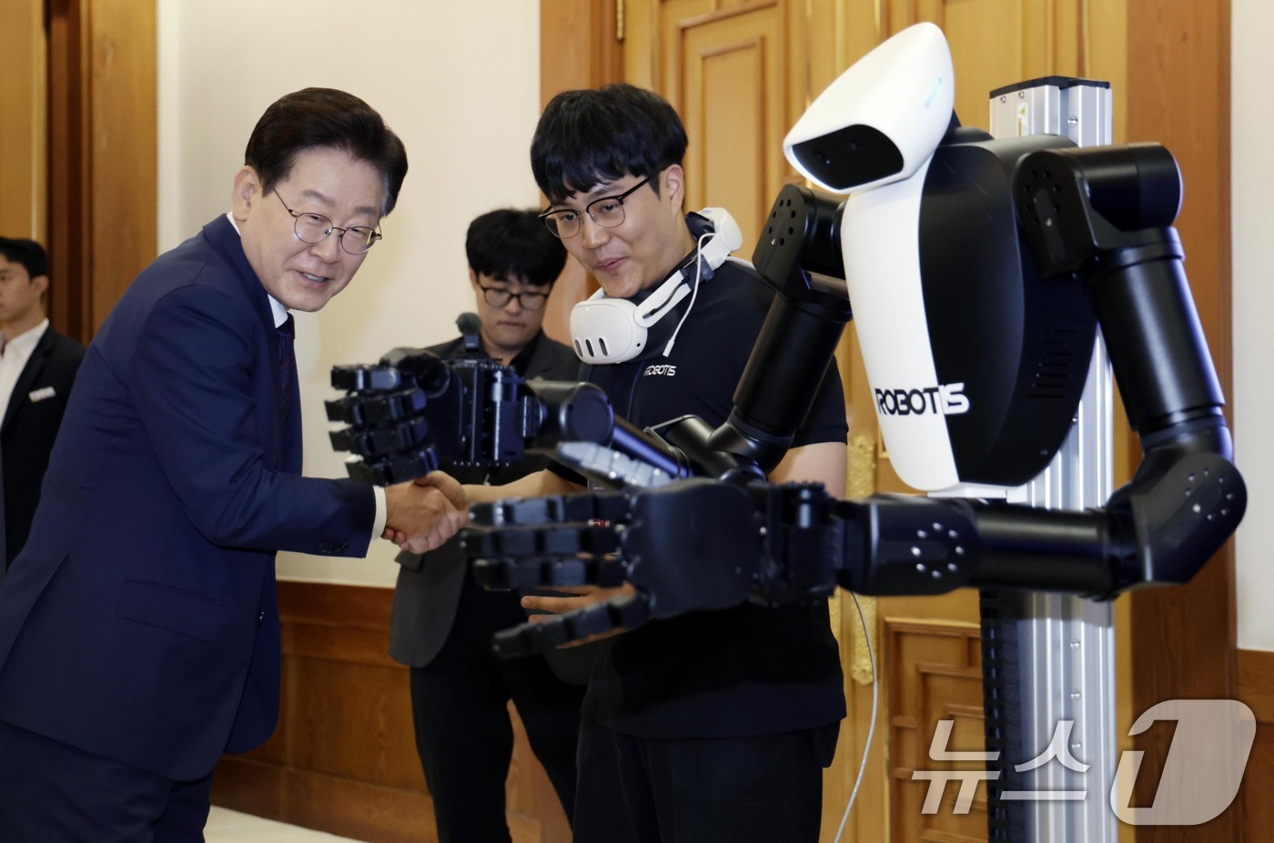 (서울=뉴스1) 이재명 기자 = 이재명 대통령이 26일 청와대에서 열린 미래 新안보 혁신기업 육성 전략회의에 참석하며 휴머노이드 로봇을 살펴보고 있다. 2026.6.26/뉴스1