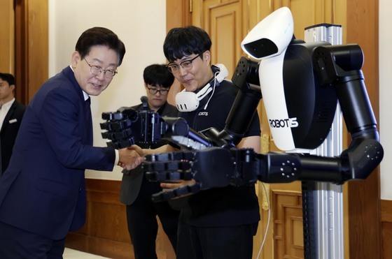 휴머노이드 로봇 살펴보는 이재명 대통령