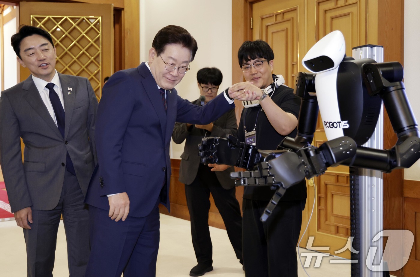 (서울=뉴스1) 이재명 기자 = 이재명 대통령이 26일 청와대에서 열린 미래 新안보 혁신기업 육성 전략회의에 참석하며 휴머노이드 로봇을 살펴보고 있다. 2026.6.26/뉴스1
