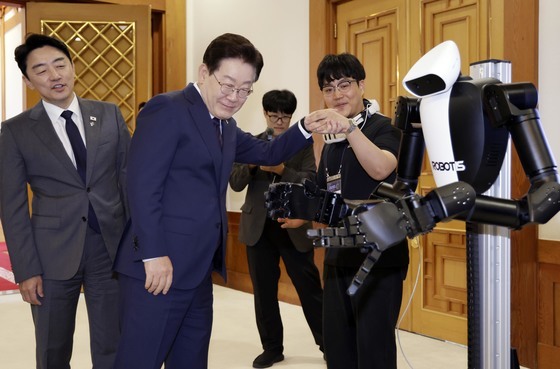 로보티즈 로봇 살펴보는 이재명 대통령