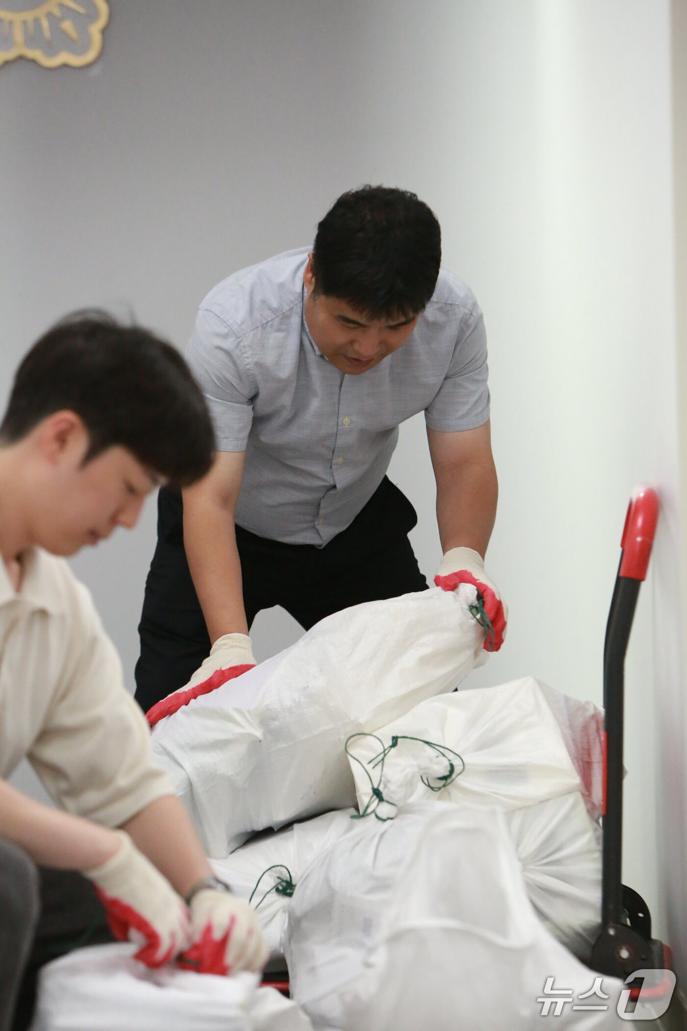 본문 이미지 - 제천시의회 직원들이 6·3 지방선거에서 고배를 마신 현직 의원들의 방을 정리하고 있다. 2026.6.26 ⓒ 뉴스1 손도언 기자 