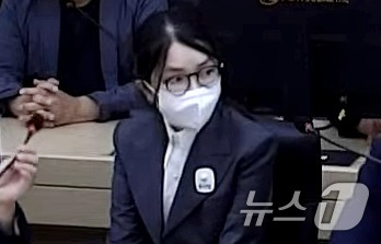 (서울=뉴스1) 이호윤 기자 = 김건희 여사가 26일 서울 서초구 중앙지방법원에서 열린 특정범죄가중처벌등에관한법률위반(알선수재) 부정청탁및금품등수수의금지에관한법률위반 증거인멸 등에 …