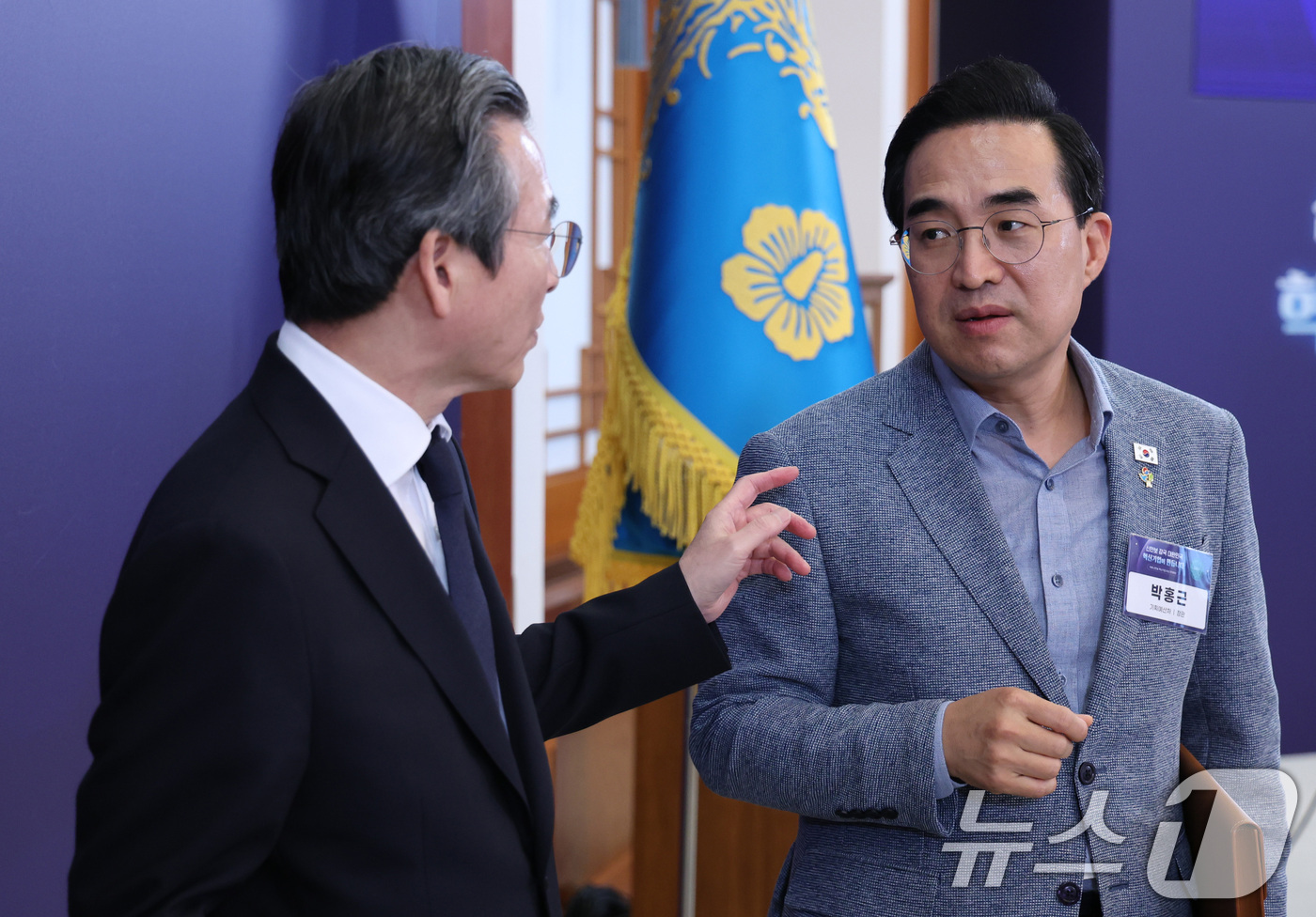 (서울=뉴스1) 이재명 기자 = 김용범 청와대 정책실장과 박홍근 기획예산처 장관이 26일 청와대에서 열린 미래 新안보 혁신기업 육성 전략회의에 앞서 대화를 나누고 있다. 2026. …