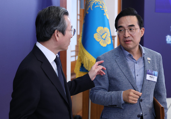 대화 나누는 박홍근 장관과 김용범 정책실장
