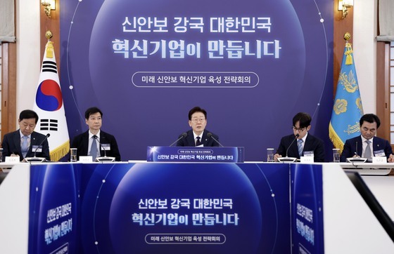 K-팔란티어 키운다…정부, AI·드론·우주항공 등 신안보 전략산업 육성