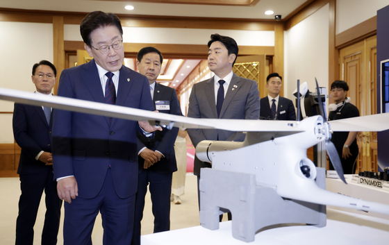 정찰용 무인항공기 살펴보는 이재명 대통령