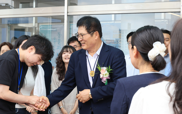 '급여 전액 기부' 이상익 함평군수 퇴임…"든든한 지원자로"