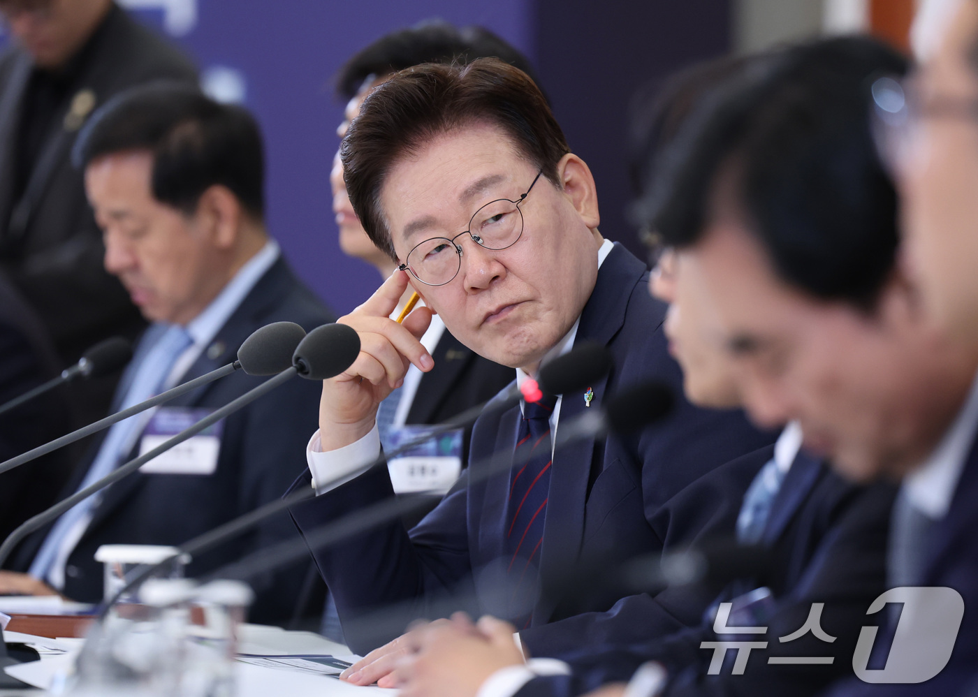 (서울=뉴스1) 이재명 기자 = 이재명 대통령이 26일 청와대에서 열린 미래 新안보 혁신기업 육성 전략회의에서 참석자들의 발언을 듣고 있다. 2026.6.26/뉴스1
