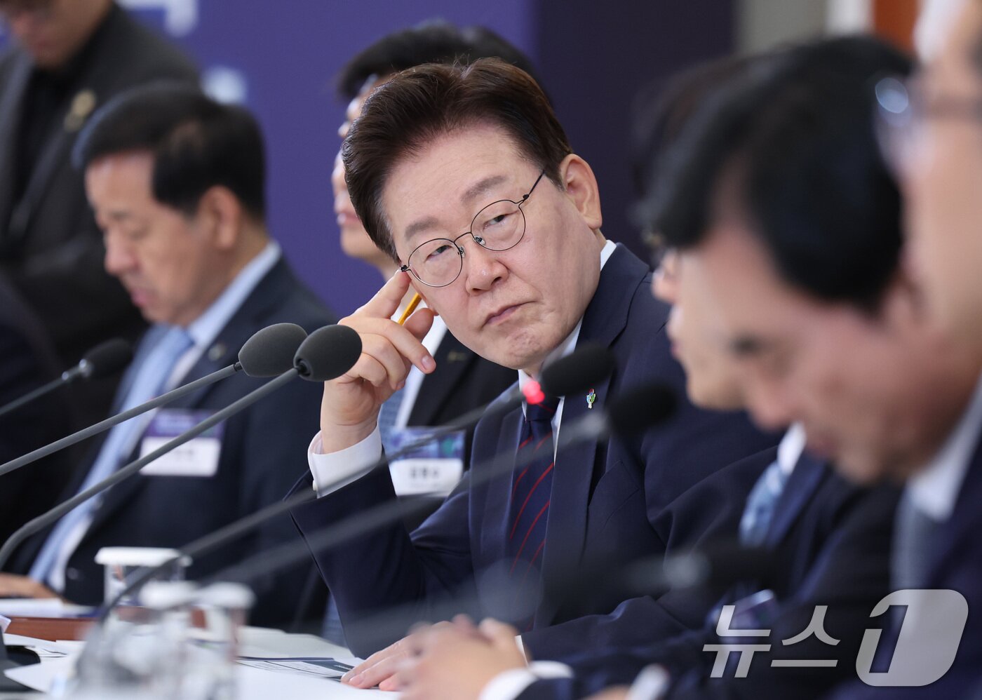 본문 이미지 - 이재명 대통령이 26일 청와대에서 열린 미래 新안보 혁신기업 육성 전략회의에서 참석자들의 발언을 듣고 있다. 2026.6.26 ⓒ 뉴스1 이재명 기자