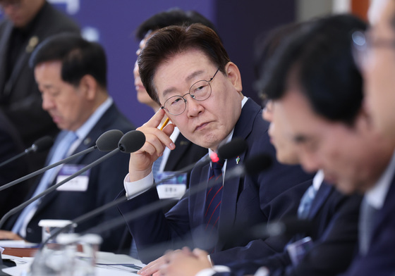 신안보 전략회의서 참석자 발언 경청하는 이재명 대통령