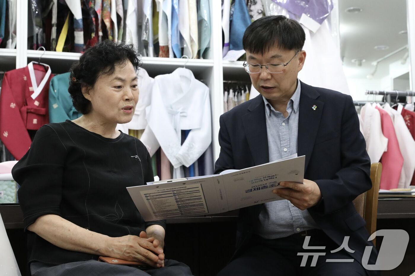 (서울=뉴스1) = 안형준 국가데이터처장(오른쪽)이 26일 전북 전주 남부시장에서 상인에게 ‘2025년 기준 경제총조사’ 조사 내용을 설명하고 있다. (국가데이터처 제공. 재판매 …