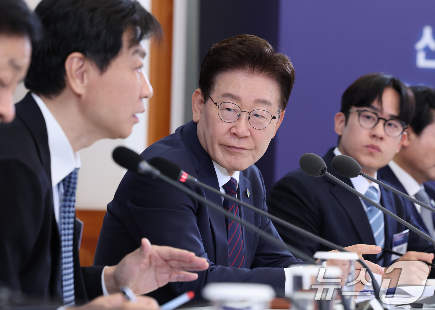 (서울=뉴스1) 이재명 기자 = 이재명 대통령이 26일 청와대에서 열린 미래 新안보 혁신기업 육성 전략회의에서 참석자들의 발언을 듣고 있다. 2026.6.26/뉴스1