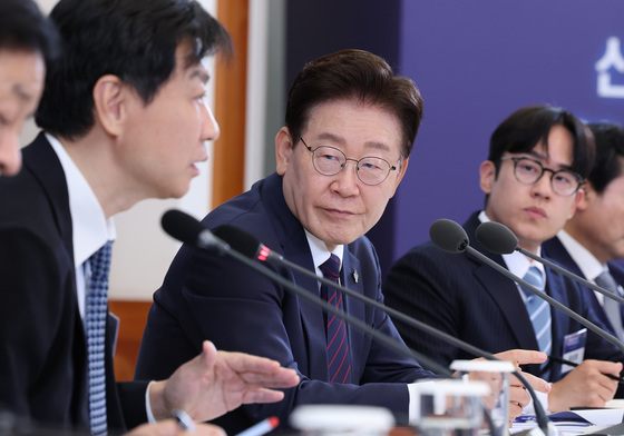 발언 경청하는 이재명 대통령