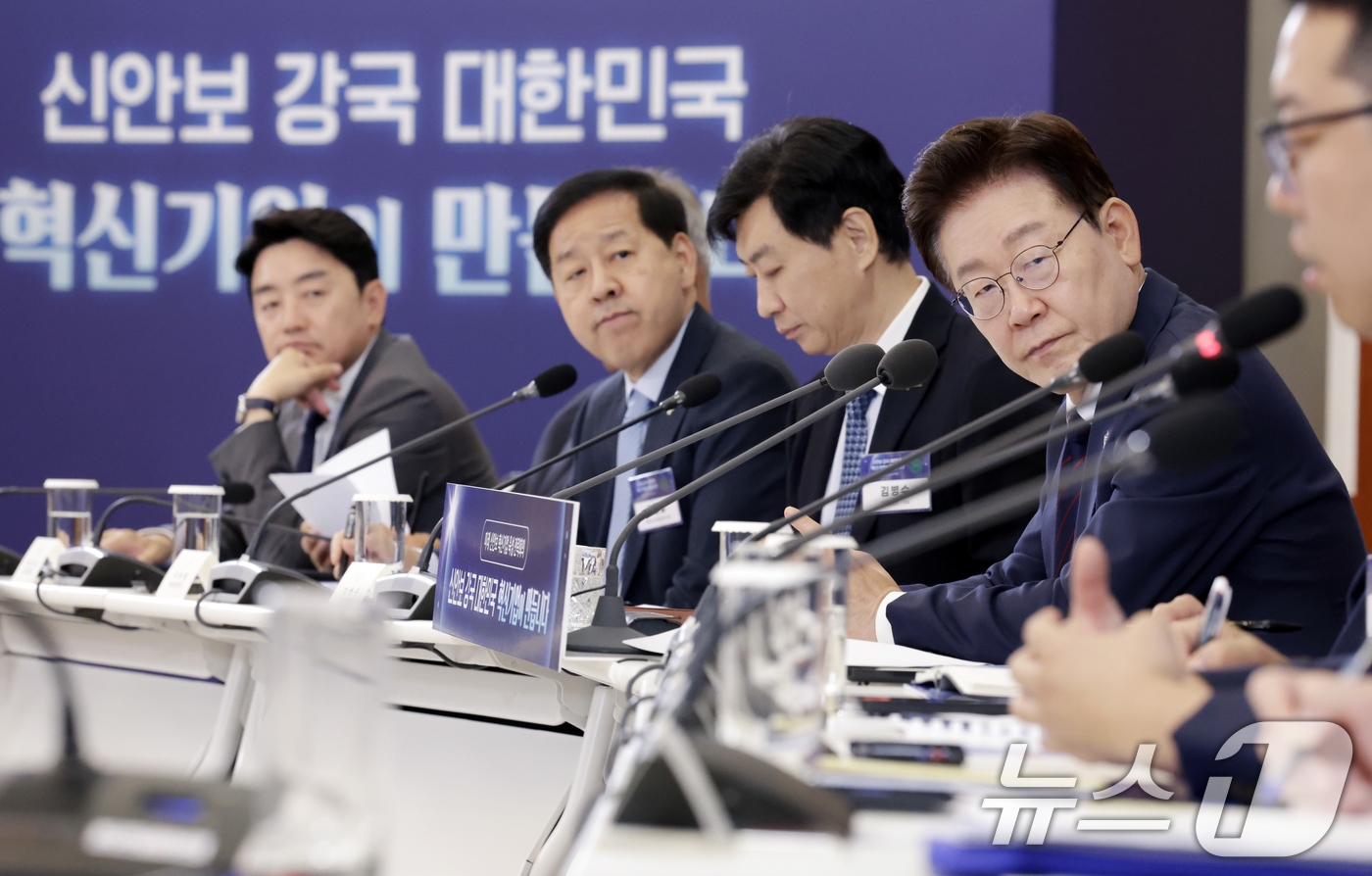 (서울=뉴스1) 이재명 기자 = 이재명 대통령이 26일 청와대에서 열린 미래 新안보 혁신기업 육성 전략회의에서 참석자들의 발언을 경청하고 있다. 2026.6.26/뉴스1