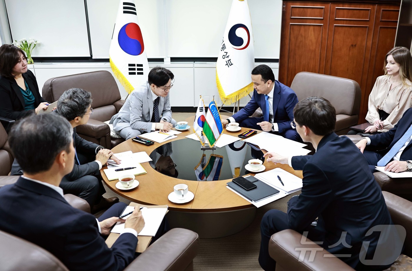 (서울=뉴스1) = 김정관 산업통상부 장관이 26일 서울 종로구 정부서울청사 집무실에서 라지즈 쿠드라토프(Laziz Kudratov) 우즈베키스탄 투자산업통상부 장관과 만나 오는 …