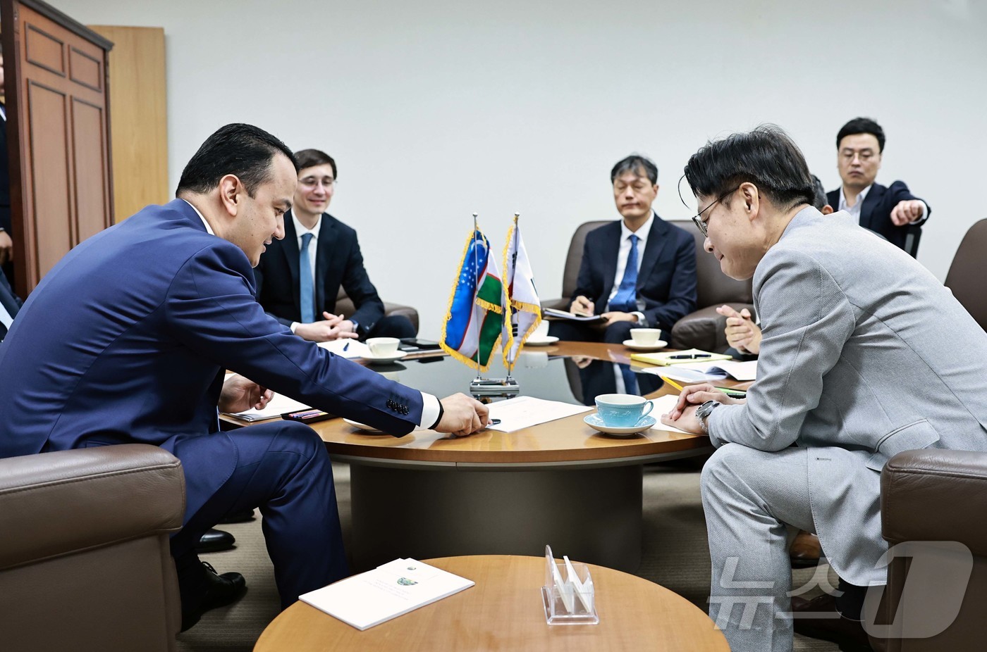 (서울=뉴스1) = 김정관 산업통상부 장관이 26일 서울 종로구 정부서울청사 집무실에서 라지즈 쿠드라토프(Laziz Kudratov) 우즈베키스탄 투자산업통상부 장관과 만나 오는 …