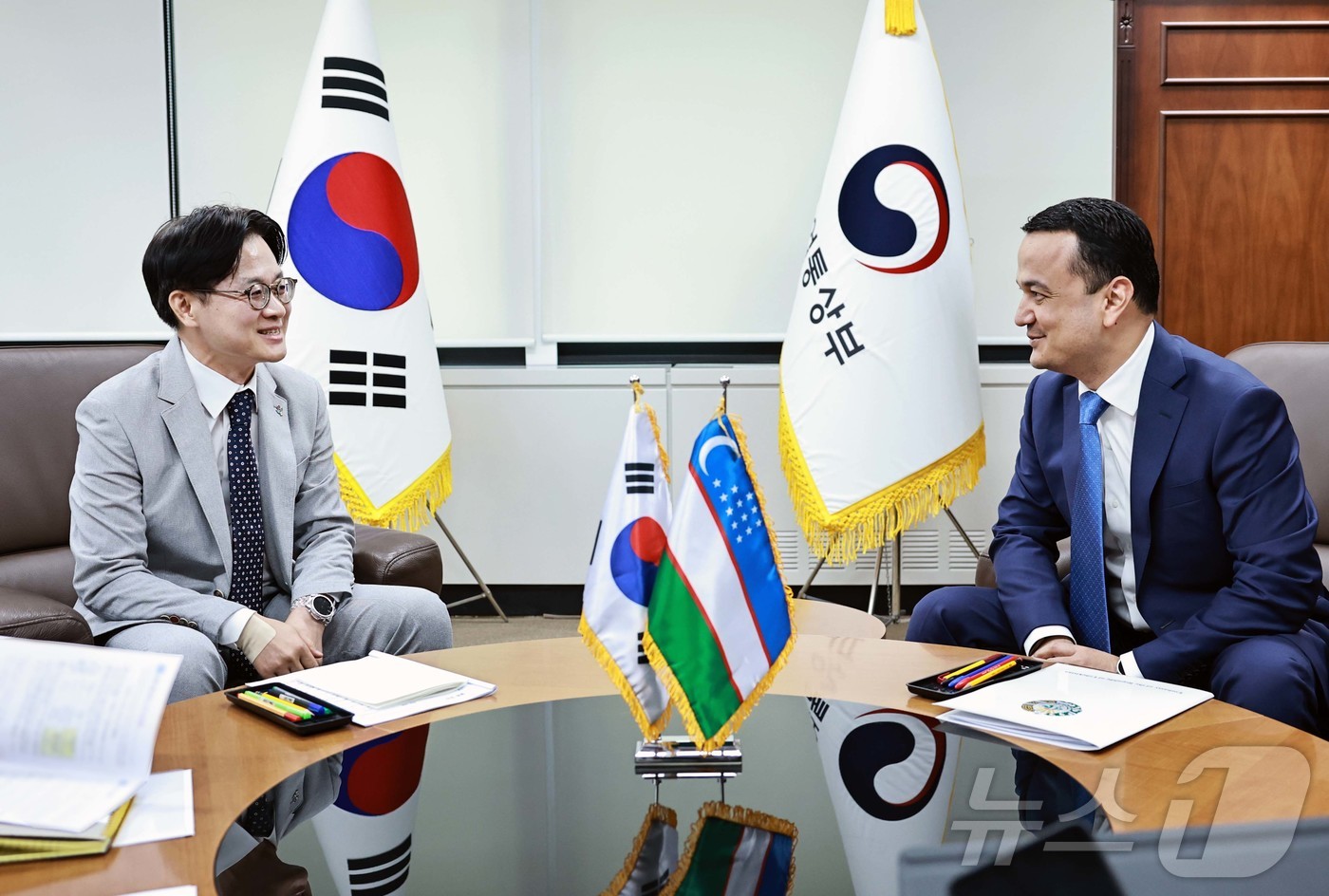 (서울=뉴스1) = 김정관 산업통상부 장관이 26일 서울 종로구 정부서울청사 집무실에서 라지즈 쿠드라토프(Laziz Kudratov) 우즈베키스탄 투자산업통상부 장관과의 면담에서 …
