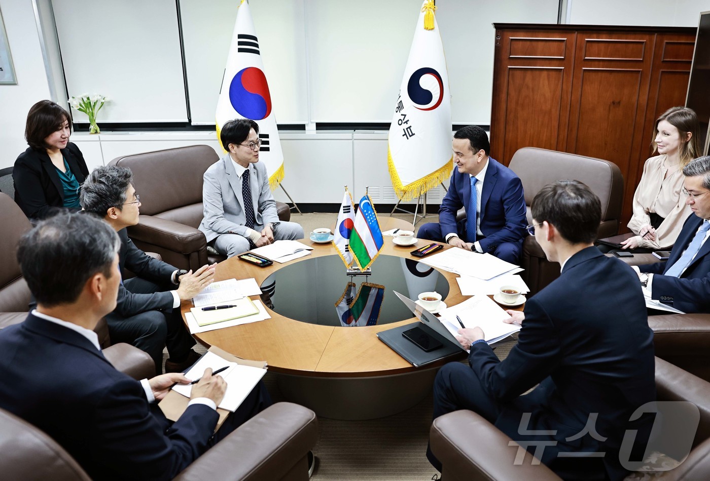 (서울=뉴스1) = 김정관 산업통상부 장관이 26일 서울 종로구 정부서울청사 집무실에서 라지즈 쿠드라토프(Laziz Kudratov) 우즈베키스탄 투자산업통상부 장관과의 면담에서 …
