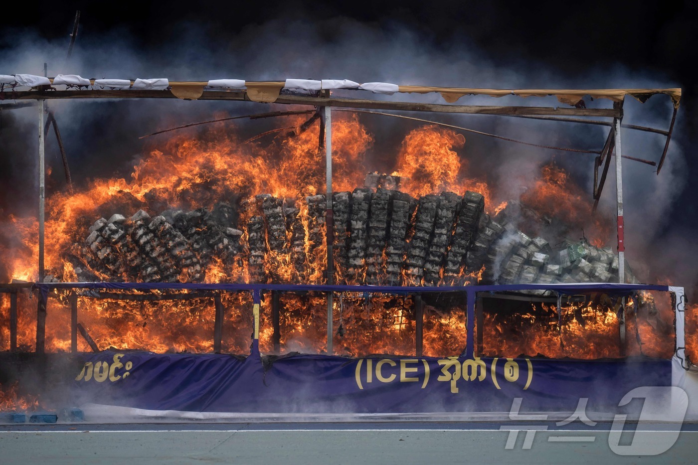 (양곤 AFP=뉴스1) 이상혁 수습기자 = 미얀마 양곤에서 유엔의 '마약 남용 및 불법 거래 반대의 날'을 기념해 압수한 불법 마약을 소각하는 행사가 진행됐다. 2026.06.26 …