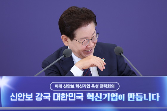 신안보 혁신기업 육성 전략회의서 미소 짓는 이재명 대통령