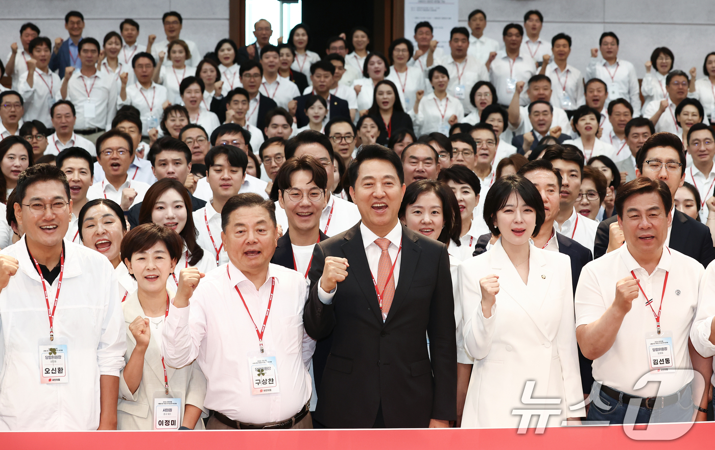 (서울=뉴스1) 김민지 기자 = 오세훈 서울시장이 26일 오후 서울 강남구 세텍 컨벤션홀에서 열린 '국민의힘 서울시당 지방선거 당선자 워크숍'에서 배현진 서울시당위원장 등 참석자들 …