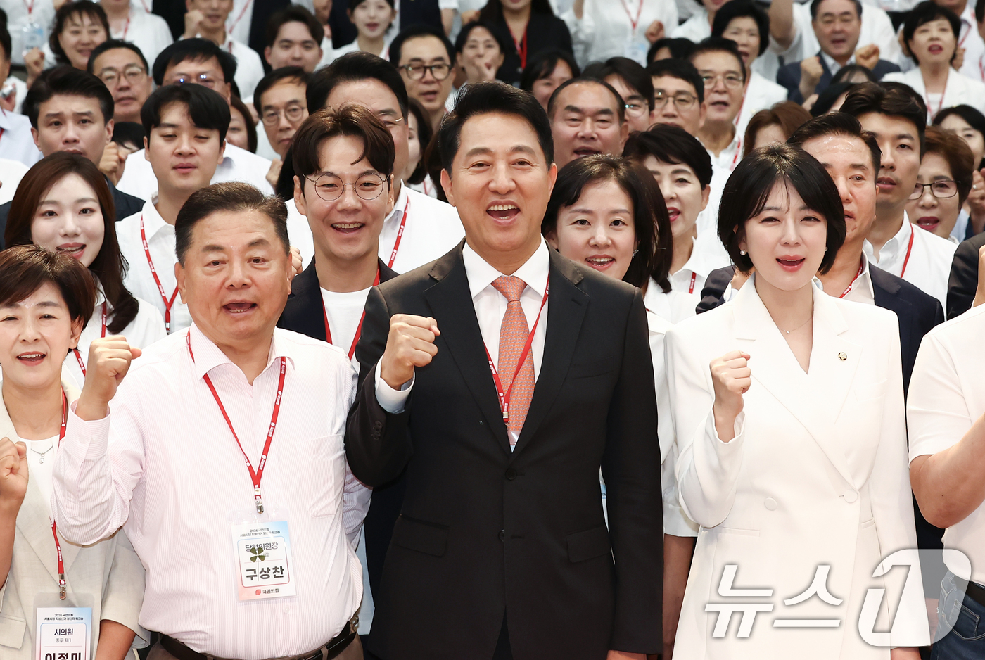 (서울=뉴스1) 김민지 기자 = 오세훈 서울시장이 26일 오후 서울 강남구 세텍 컨벤션홀에서 열린 '국민의힘 서울시당 지방선거 당선자 워크숍'에서 배현진 서울시당위원장 등 참석자들 …