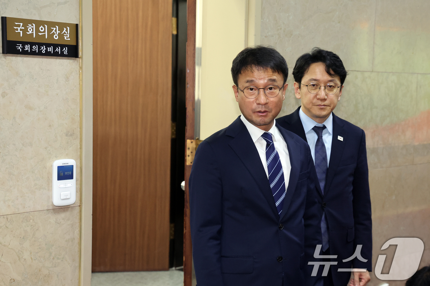 (서울=뉴스1) 황기선 기자 = 한병도 더불어민주당 한병도 당대표 직무대행 겸 원내대표가 26일 오후 서울 여의도 국회에서 상임위원회 위원 명단 제출 관련 국회의장 항의방문을 마치 …