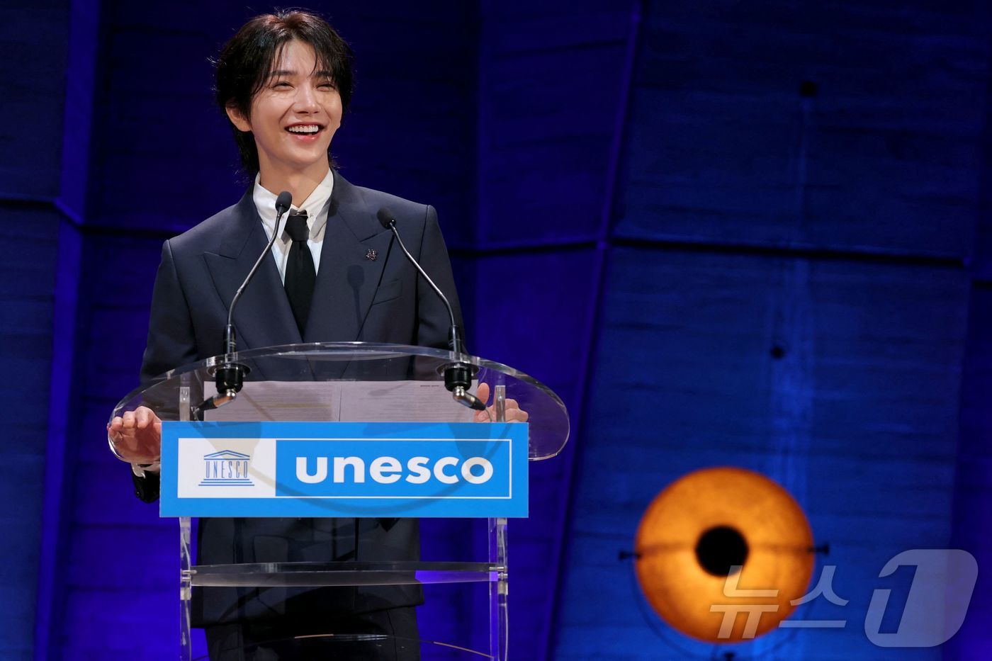 (파리 AFP=뉴스1) 이상혁 수습기자 = K-POP 보이그룹 세븐틴의 멤버 조슈아가 파리 유네스크 본부에서 열린 '유네스코 x 세븐틴: 청년, 창의성, 그리고 행복을 함께' 기념 …