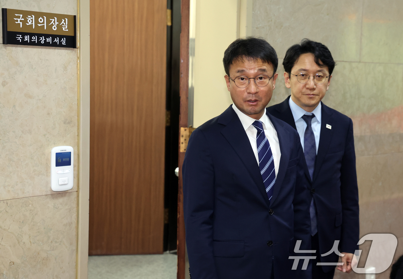 (서울=뉴스1) 황기선 기자 = 한병도 더불어민주당 한병도 당대표 직무대행 겸 원내대표가 26일 오후 서울 여의도 국회에서 상임위원회 구성 관련 국회의장 항의방문을 마치고 취재진 …